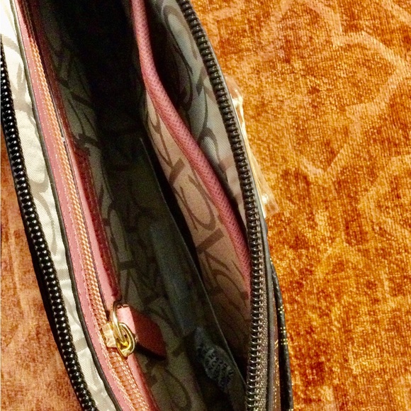 Calvin Kline Small crossbody purse. Brown/pink. - Picture 4 of 4